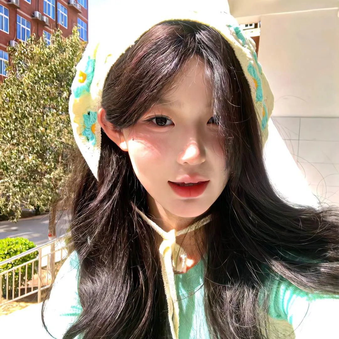 美食广场里的女高中生们在说啥
